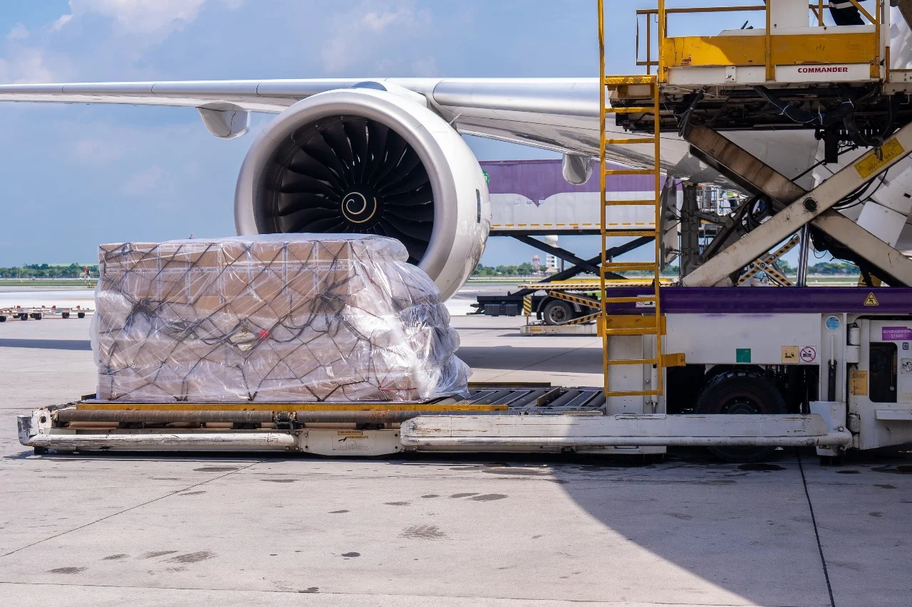 Flugzeug wird mit Frachtgut beladen