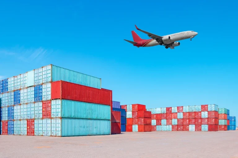 Luftfrachtterminal mit gestapelten Containern