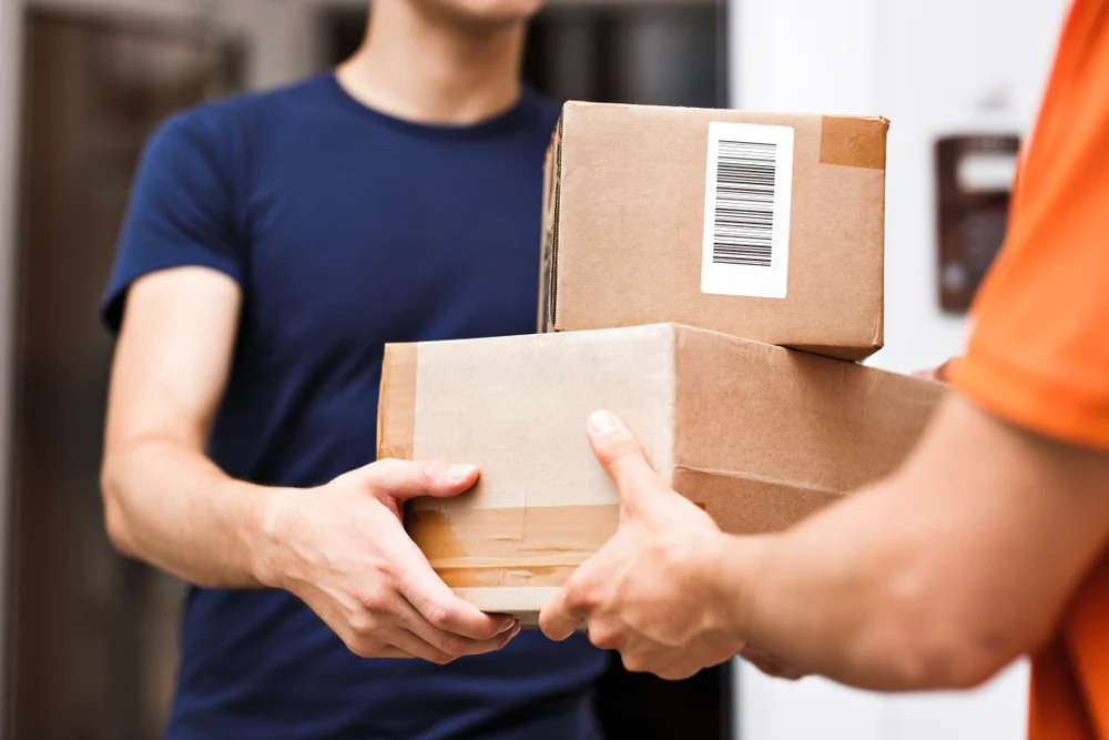 Courier Fahrer gibt beim Kunden Paket ab
