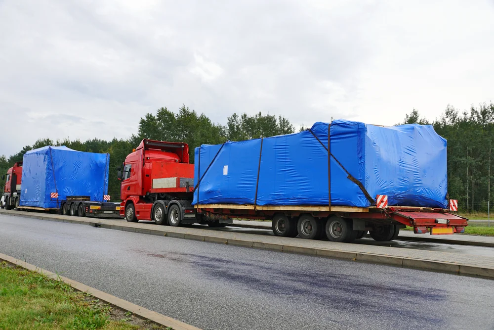 Ein Lastwagen mit speziellen Sattelanhängern für den Transport übergroßer Lasten