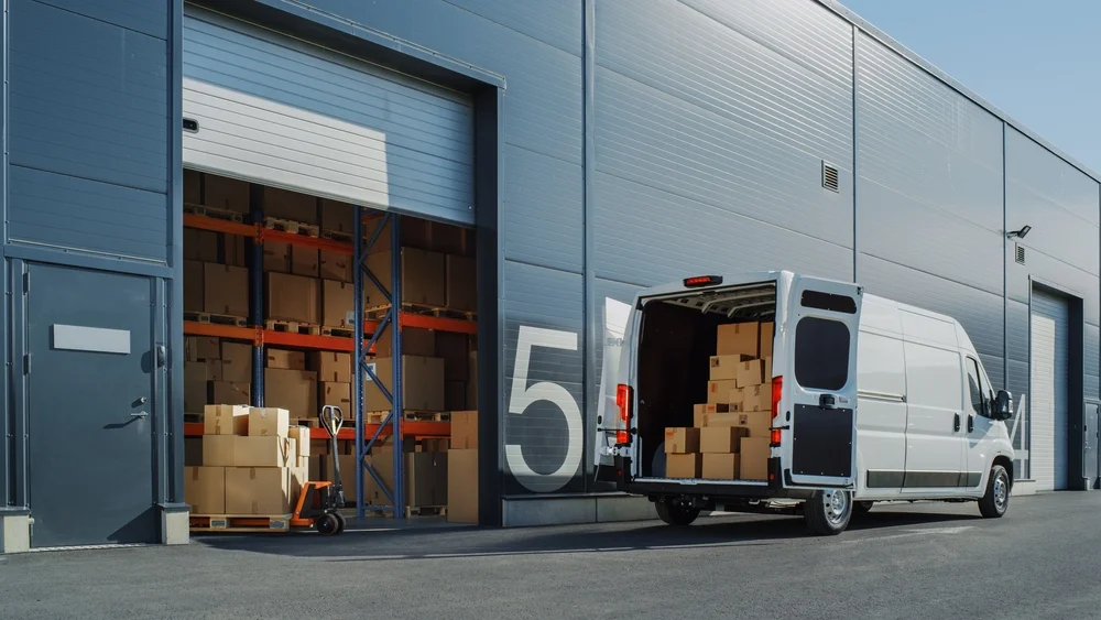 Logistiklager und Fahrzeug