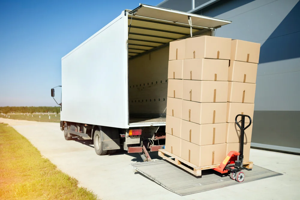 LKW für die Beförderung von Waren in Kisten